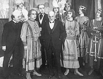 1922 e a Milano, al teatro Manzoni, andava in scena la prima dell”Enrico IV di Luigi Pirandello